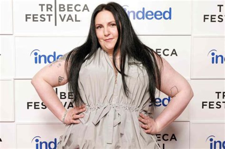 Bad Press Convinces Lena Dunham to Compensate her Opening Acts
