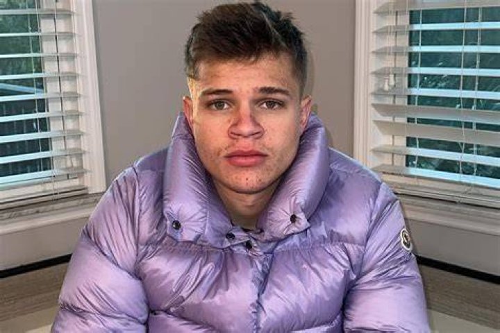 Jynxzi is also called a clown because of his odd behavior. celebsfortune.com