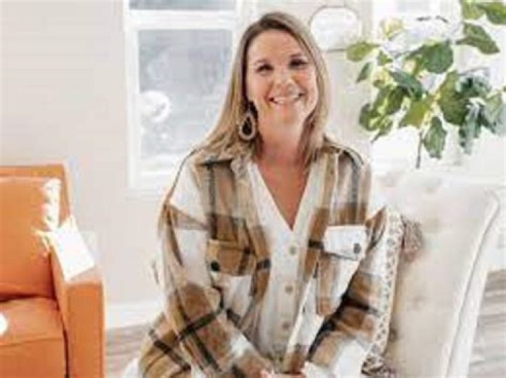 Leslie Davis Age: How Old Is Unsellable Houses Host? Wiki Husband And Net Worth